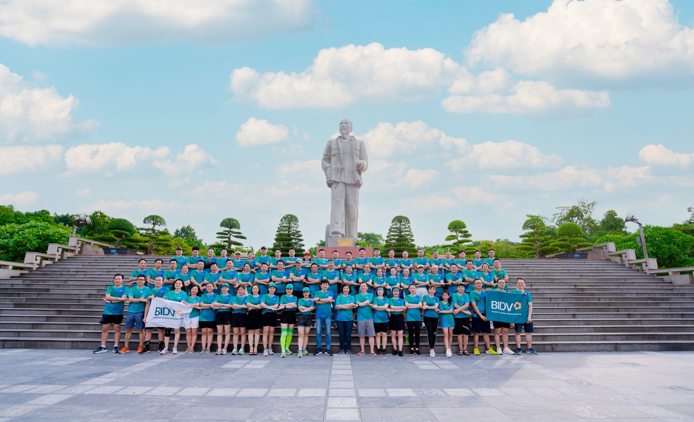 Đoàn vận động viên BIDV chụp ảnh lưu niệm tại khu vực Tượng đài Chủ tịch Hồ Chí Minh. Đoàn vận động viên BIDV chụp ảnh lưu niệm tại khu vực Tượng đài Chủ tịch Hồ Chí Minh.