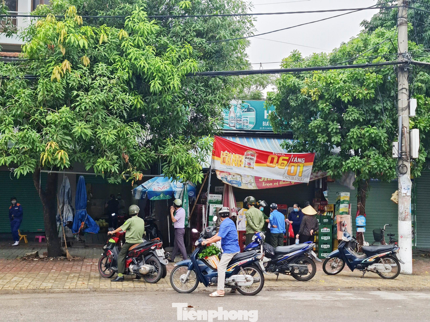 Lực lượng chức năng xử lý đám đông tại một cửa hàng tạp hóa. Tính từ đầu mùa dịch đến nay, trên địa bàn Nghệ An ghi nhận 1.698 BN mắc COVID-19, trong đó thành phố Vinh ghi nhận 605 BN.