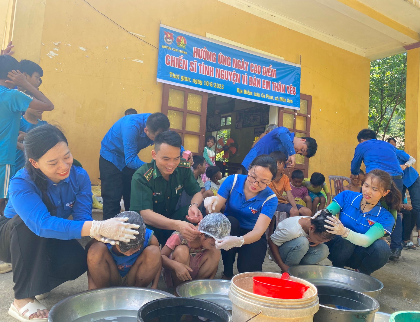 Các em nhỏ được gội đầu diệt chí, đảm bảo vệ sinh sạch sẽ.