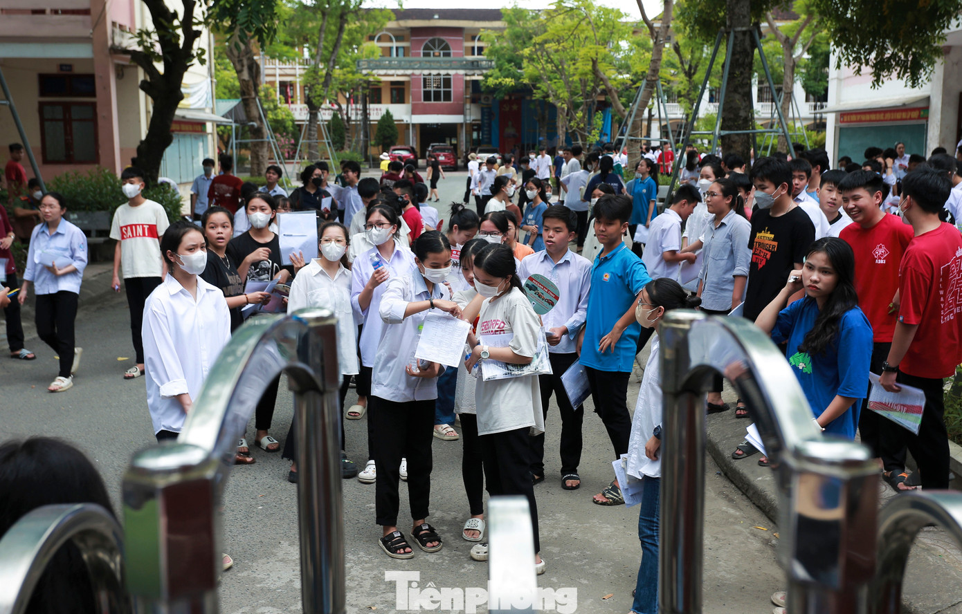 Tại điểm thi THPT Phan Đình Phùng (TP Hà Tĩnh) có hơn 500 thí sinh dự thi. Sau khi kết thúc bài thi, các thí sinh vẫn nán lại ở cổng trường để trao đổi đáp án và chờ người thân tới đón.