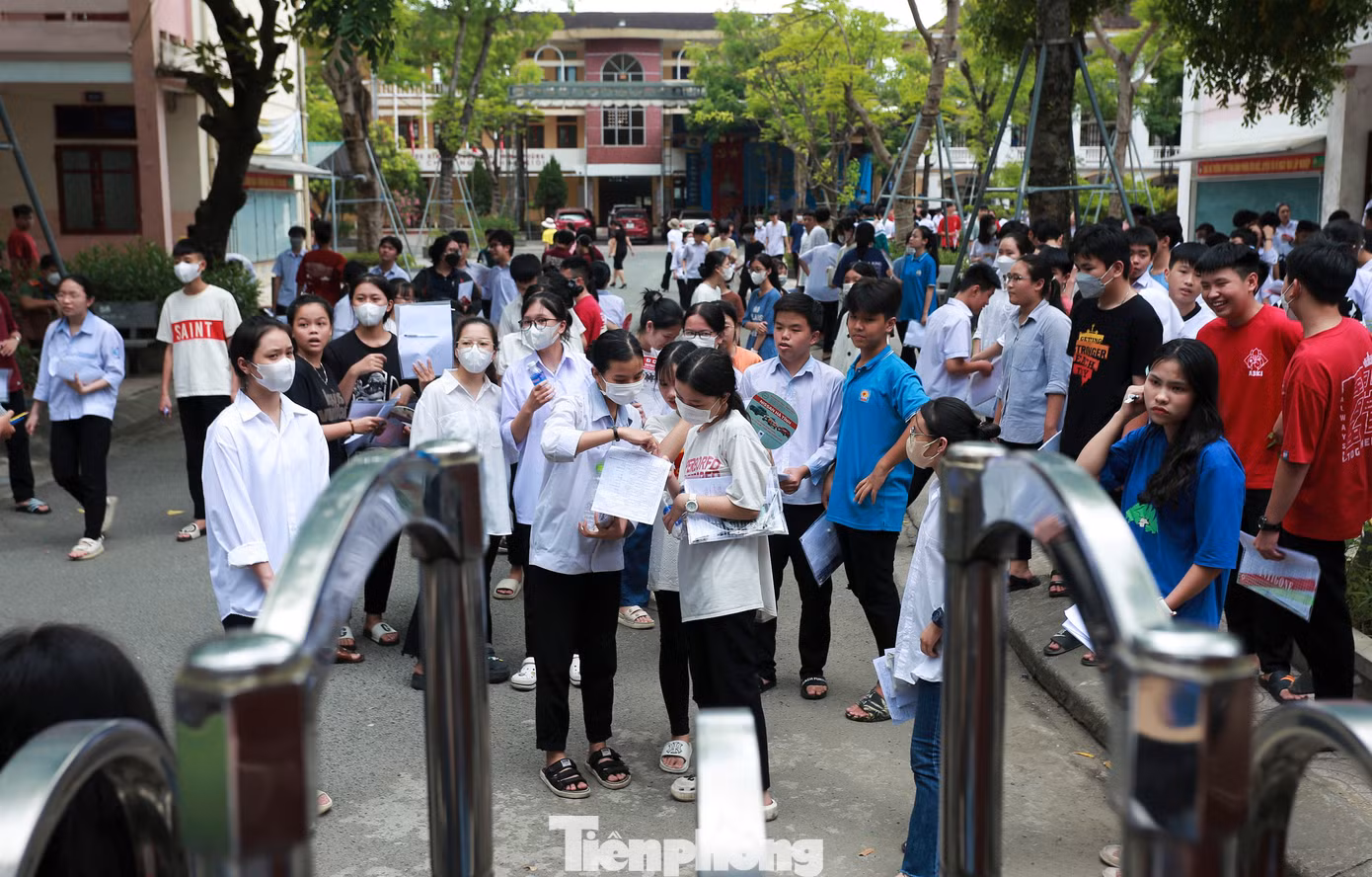 Tại điểm thi THPT Phan Đình Phùng (TP Hà Tĩnh) có hơn 500 thí sinh dự thi. Sau khi kết thúc bài thi, các thí sinh vẫn nán lại ở cổng trường để trao đổi đáp án và chờ người thân tới đón.