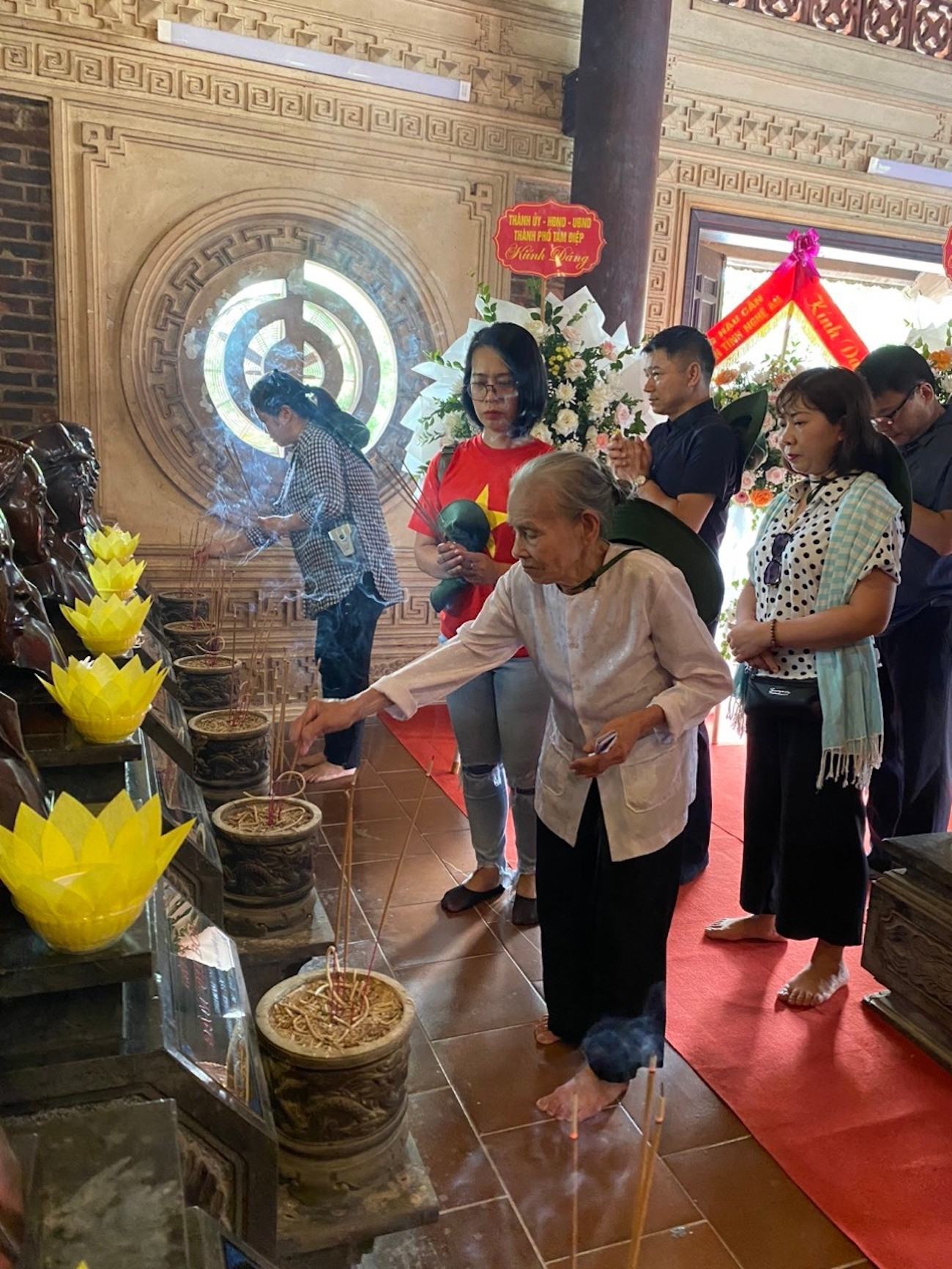 Trong những du khách về hành hương có nhiều du khách đặc biệt. Trong đó có nữ Tiểu đội trưởng Trần Thị Thông (người duy nhất sống sót trong 14 thanh niên xung phong của Đại đội 317 trong trận bom ác liệt sáng sớm 31/10/1968) và thương binh hạng 1/4 Lê Long Triệu (trú TP. Hạ Long, Quảng Ninh) về thắp hương cho các đồng đội của mình.