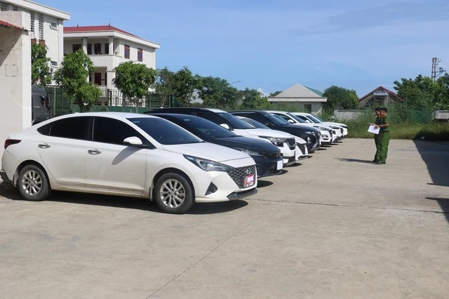 Cơ quan CSĐT Công an tỉnh Nghệ An thu giữ 13 chiếc xe ô tô mà Trần Thị H. đã mang đi cầm cố. Cơ quan CSĐT Công an tỉnh Nghệ An thu giữ 13 chiếc xe ô tô mà Trần Thị H. đã mang đi cầm cố.