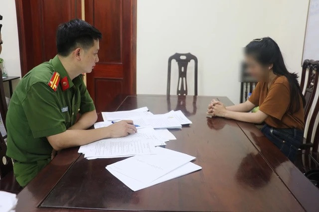 Đối tượng Trần Thị H. tại cơ quan công an (ảnh: Công an tỉnh Nghệ An) Đối tượng Trần Thị H. tại cơ quan công an (ảnh: Công an tỉnh Nghệ An)