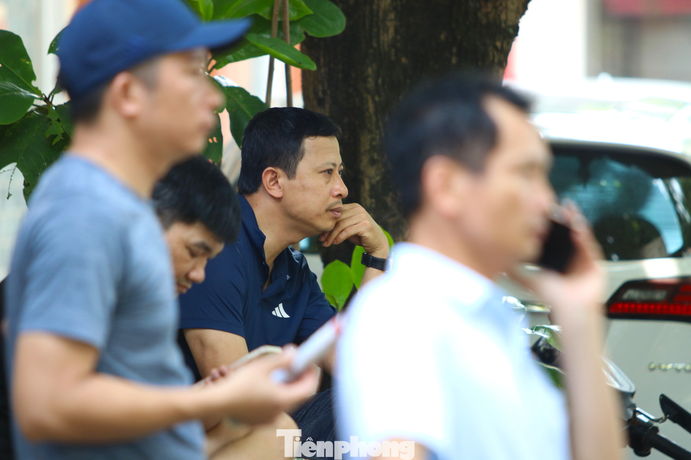 Trong lúc các thí sinh làm bài trong phòng thi, bên ngoài phụ huynh với nhiều trạng thái. Người tranh thủ cập nhật tin tức báo mạng, người ngồi hướng vào cổng trường chờ tin tức của các con.