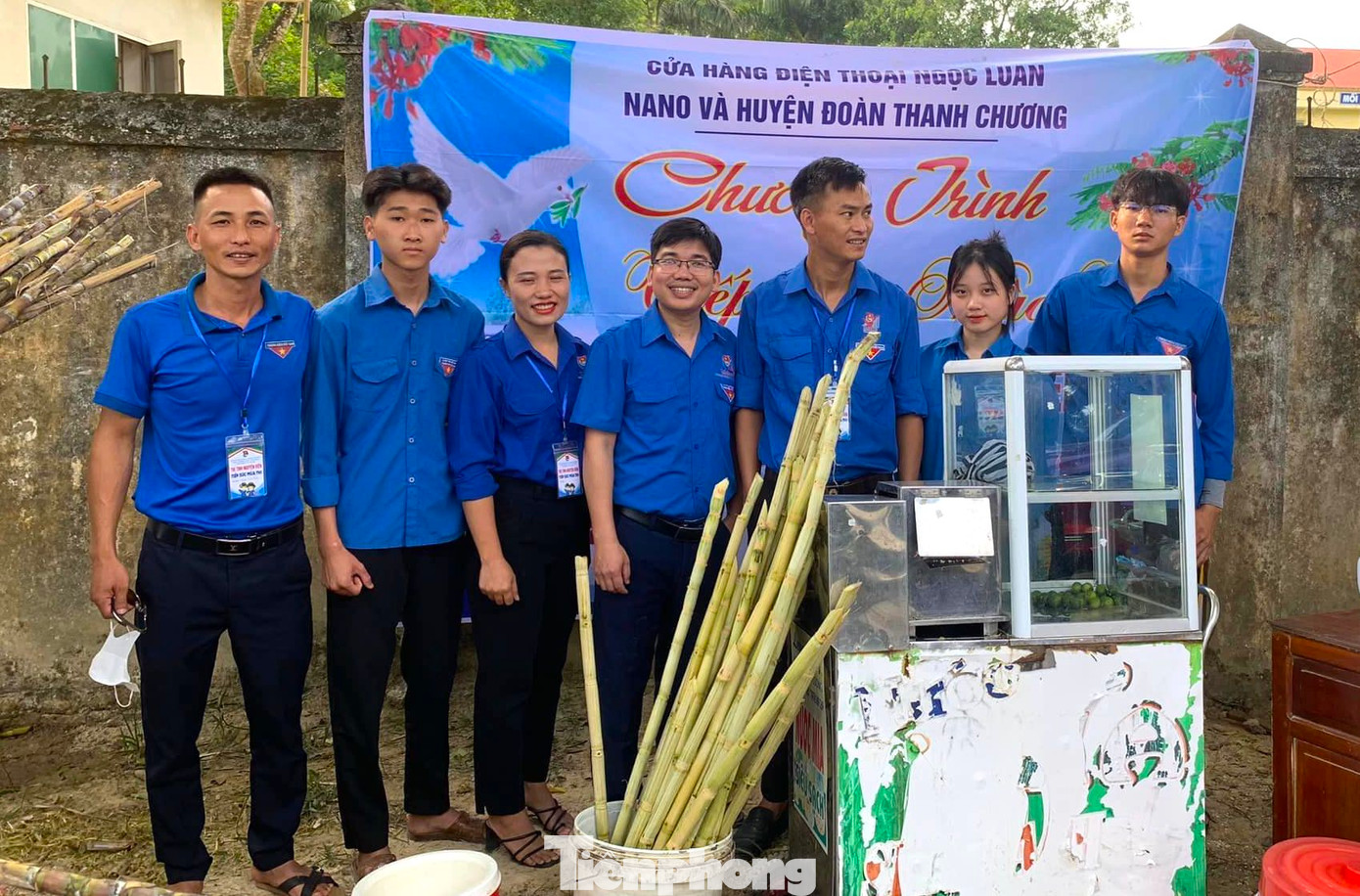 Anh Lê Văn Dũng - Phó Bí thư Huyện Đoàn Thanh Chương (Nghệ An) cho biết: &quot;Phụ huynh và thí sinh tại 4/7 điểm thi của huyện được phát nước mía miễn phí. Toàn bộ máy móc, mía được các nhà hảo tâm trên địa bàn hỗ trợ. Ngoài ra, các cơ sở đoàn tại huyện Thanh Chương triển khai các đội phản ứng nhanh, xe ôm miễn phí đưa đón các thí sinh ở vùng sâu, vùng xa, thí sinh khuyết tật đến điểm thi an toàn&quot;.