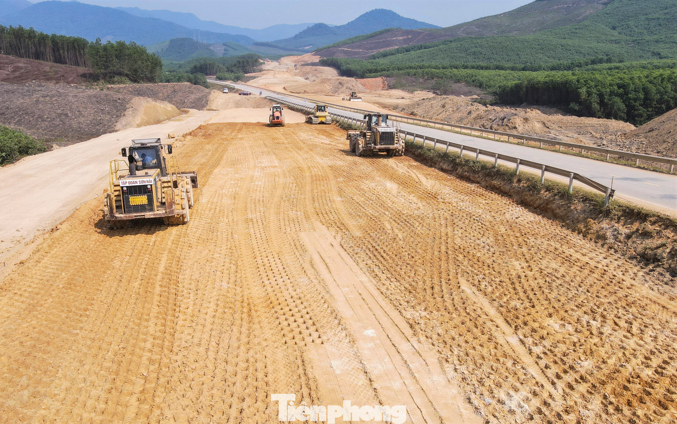 Anh Nguyễn Đức Thông, cán bộ kỹ thuật thuộc Công ty CP 484 cho biết đơn vị đã huy động hàng trăm máy móc, công nhân, thực hiện 3 ca làm việc, bắt đầu lúc 6h30 và kết thúc lúc 21h, để đảm bảo tiến độ đề ra.