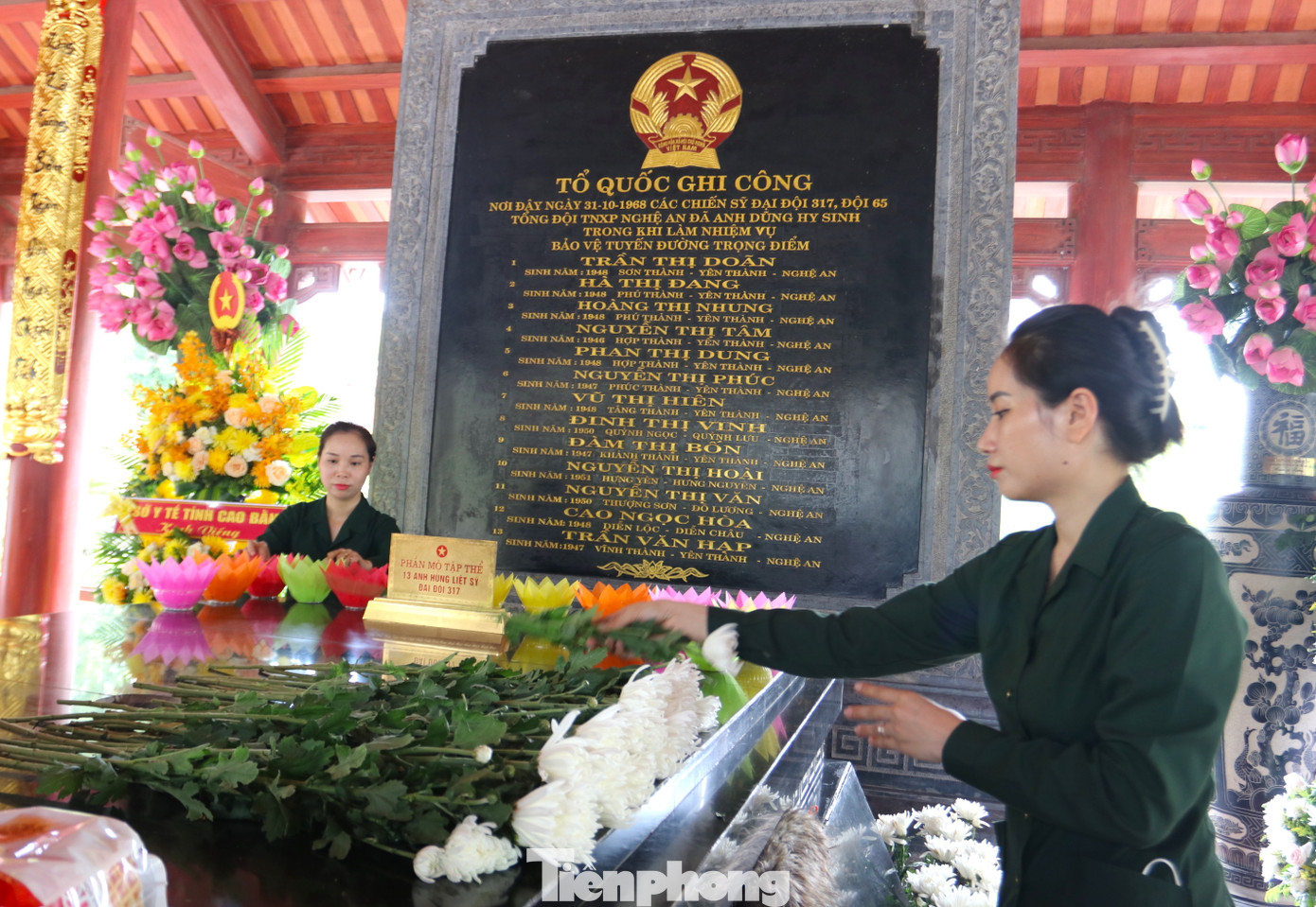 Cán bộ nhân viên làm việc tại Khu di tích có tất cả 11 người. Để đảm bảo phục vụ du khách về đây một cách chu đáo, trang nghiêm, Ban quản lý Khu di tích đã đề nghị Tỉnh đoàn Nghệ An hỗ trợ một đội 20 đoàn viên tình nguyện đến để hỗ trợ công tác tiếp đón du khách.