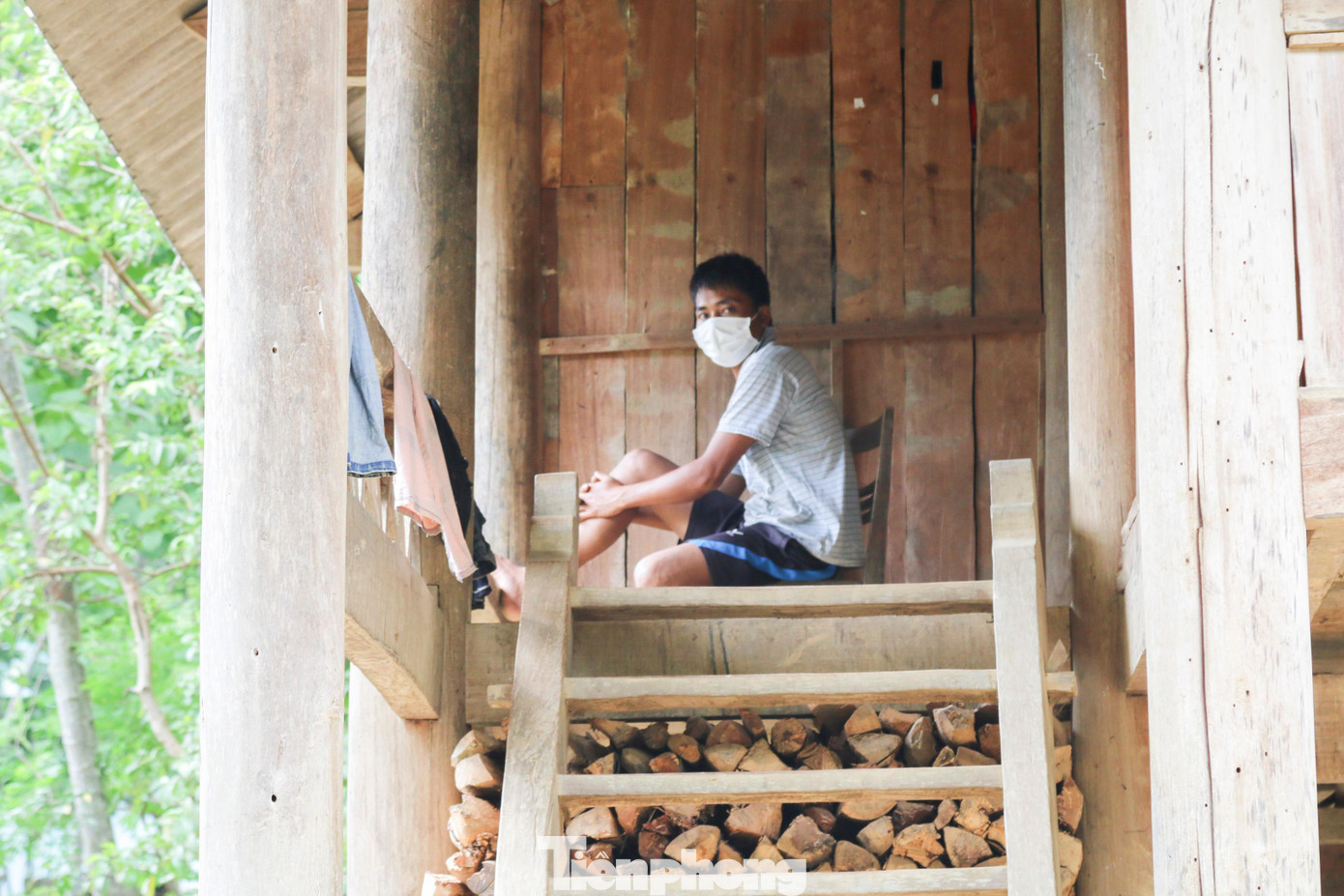 Ngoài những trường hợp F1 được cách ly tập trung thì người dân còn lại của bản La Ngan cũng sẽ không được rời khỏi ngôi nhà của mình nếu không thực sự cần thiết.