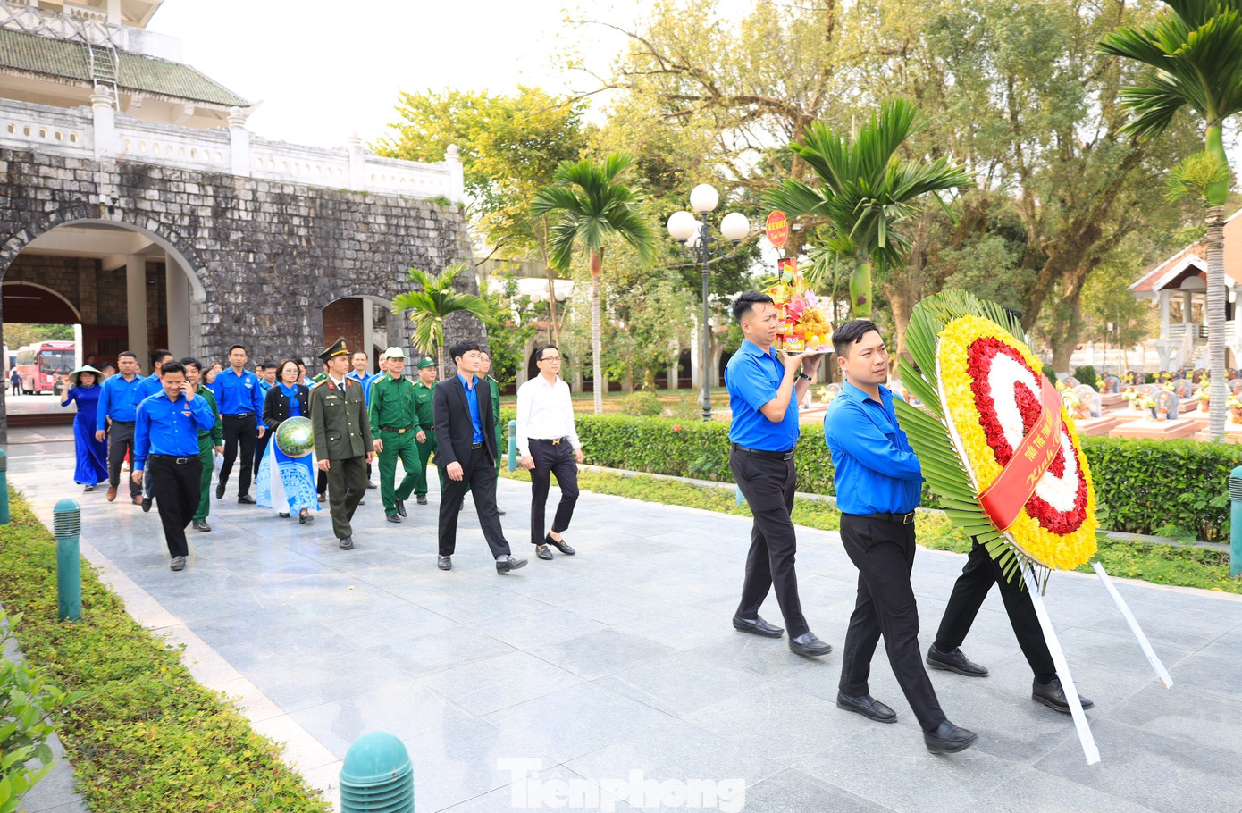 Anh Trần Linh - Phó Bí thư Tỉnh Đoàn Nghệ An dẫn đầu đoàn công tác gồm đại diện các đơn vị sự nghiệp trực thuộc Tỉnh Đoàn; các huyện, thị, Thành đoàn; báo cáo viên cấp tỉnh, thành viên Câu lạc bộ Phóng viên trẻ tỉnh Nghệ An. Hành trình về nguồn diễn ra từ ngày 29/2 đến ngày 3/3.