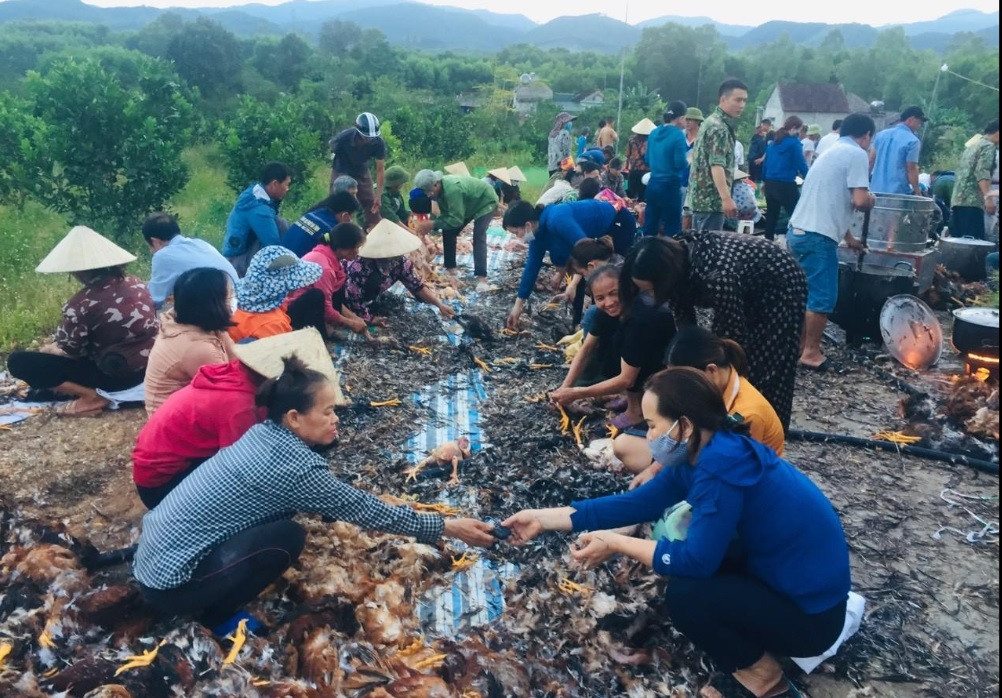 Người dân đến hỗ trợ làm gà, "giải cứu" giúp chủ trại. Người dân đến hỗ trợ làm gà, "giải cứu" giúp chủ trại.