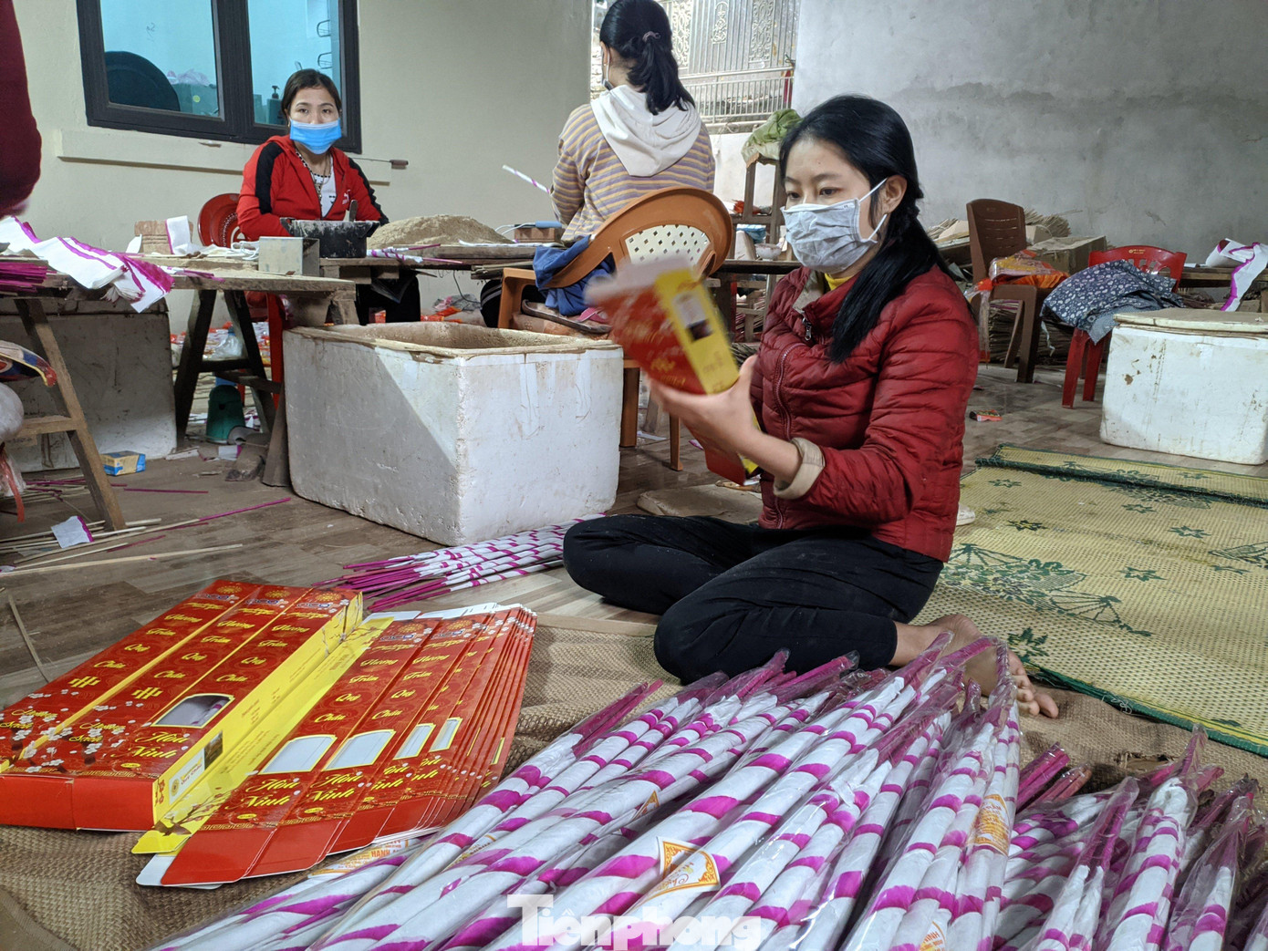 Ông Võ Thái Tịnh - Chủ tịch UBND thị trấn Tân Lạc cho biết, hiện nay địa phương có 40 cơ sở sản xuất và kinh doanh hương trầm, trong đó có 10 cơ sở sản xuất lớn, tập trung chủ yếu ở khối 1 và khối 2. Năm nay, làng nghề hương trầm ở thị trấn sản xuất được 40 triệu que hương các loại, doanh thu đạt khoảng 18 tỷ đồng.