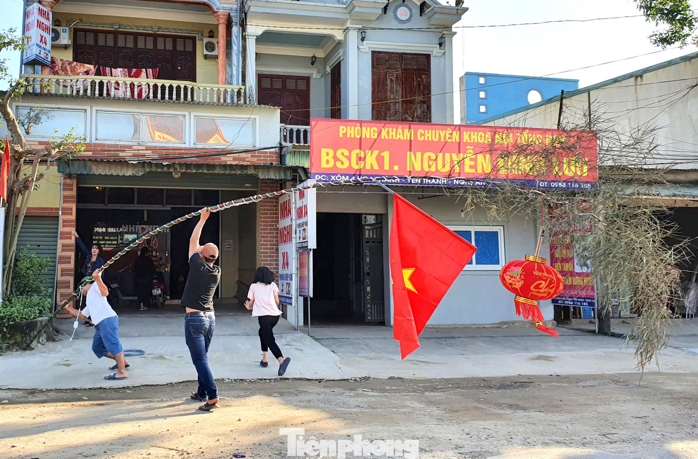 Ông Nguyễn Văn Phượng (trú huyện Yên Thành, Nghệ An) cho biết, ngày nay, nhiều người dựng nêu sớm cho có không khí Tết. Tuy nhiên, nếu đúng ý nghĩa thì phải đến ngày 23 tháng Chạp mới dựng.