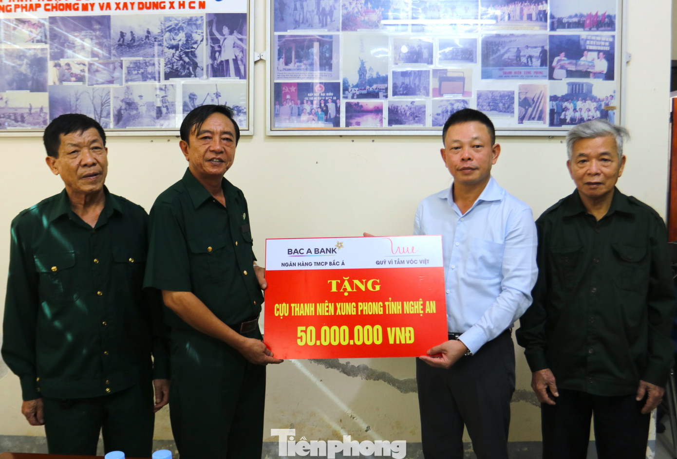 Trao tặng 50 triệu đồng đến Hội cựu TNXP tỉnh Nghệ An.