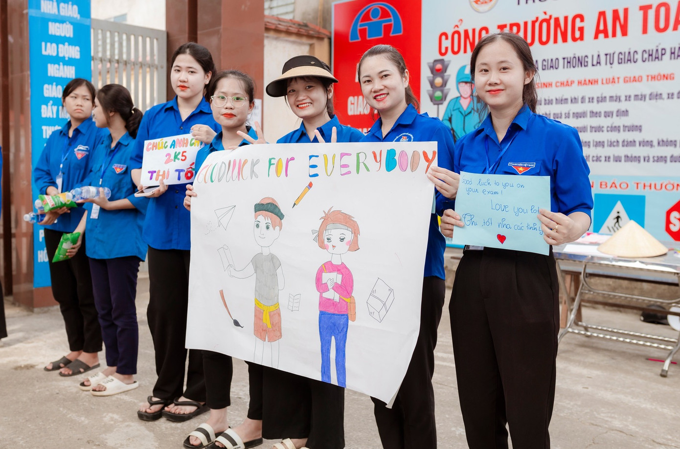 Những bức tranh được hoàn thiện với lời chúc gửi gắm đến các sĩ tử.