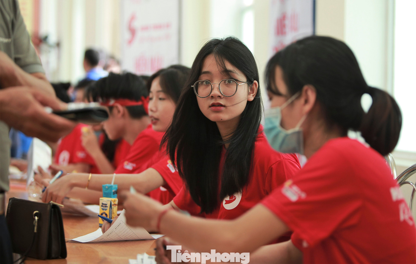 Những bóng hồng tại ngày hội hiến máu.