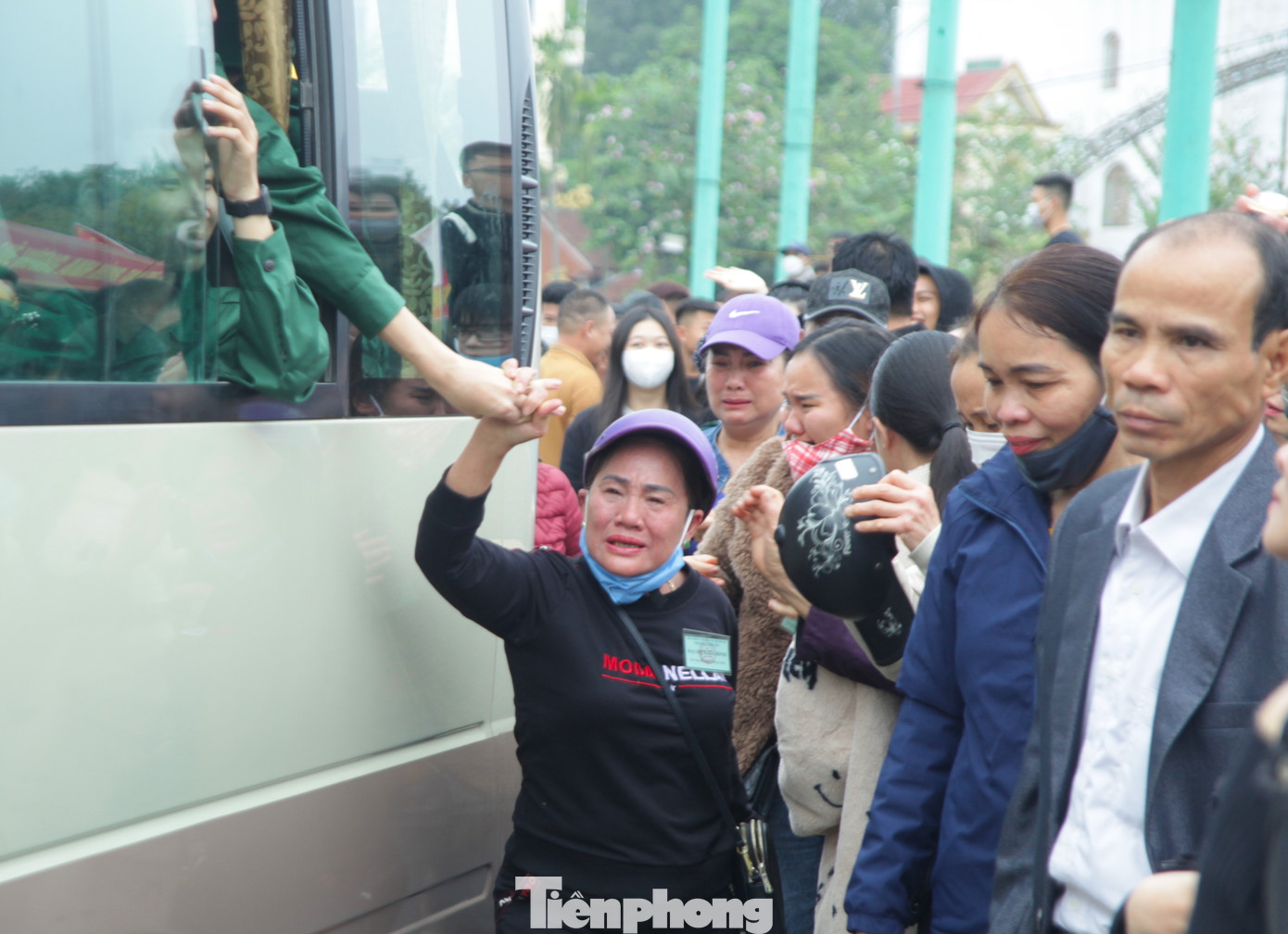 Xe chuyển bánh, nhiều người vẫn chạy theo nắm tay người thân. Xe chuyển bánh, nhiều người vẫn chạy theo nắm tay người thân.