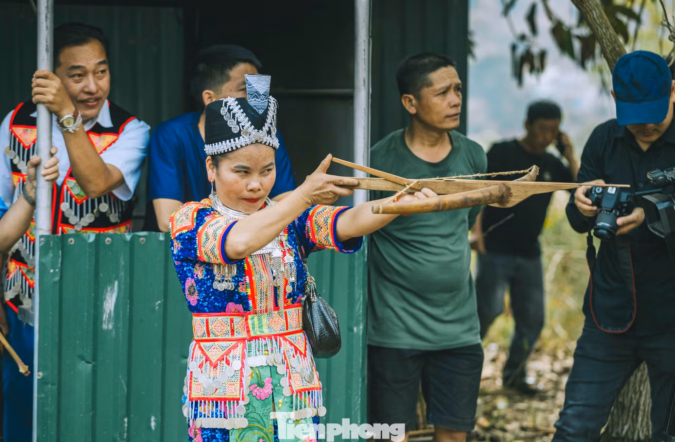 Phụ nữ vùng cao trổ tài trong cuộc thi. (Ảnh: Rạng Đông).