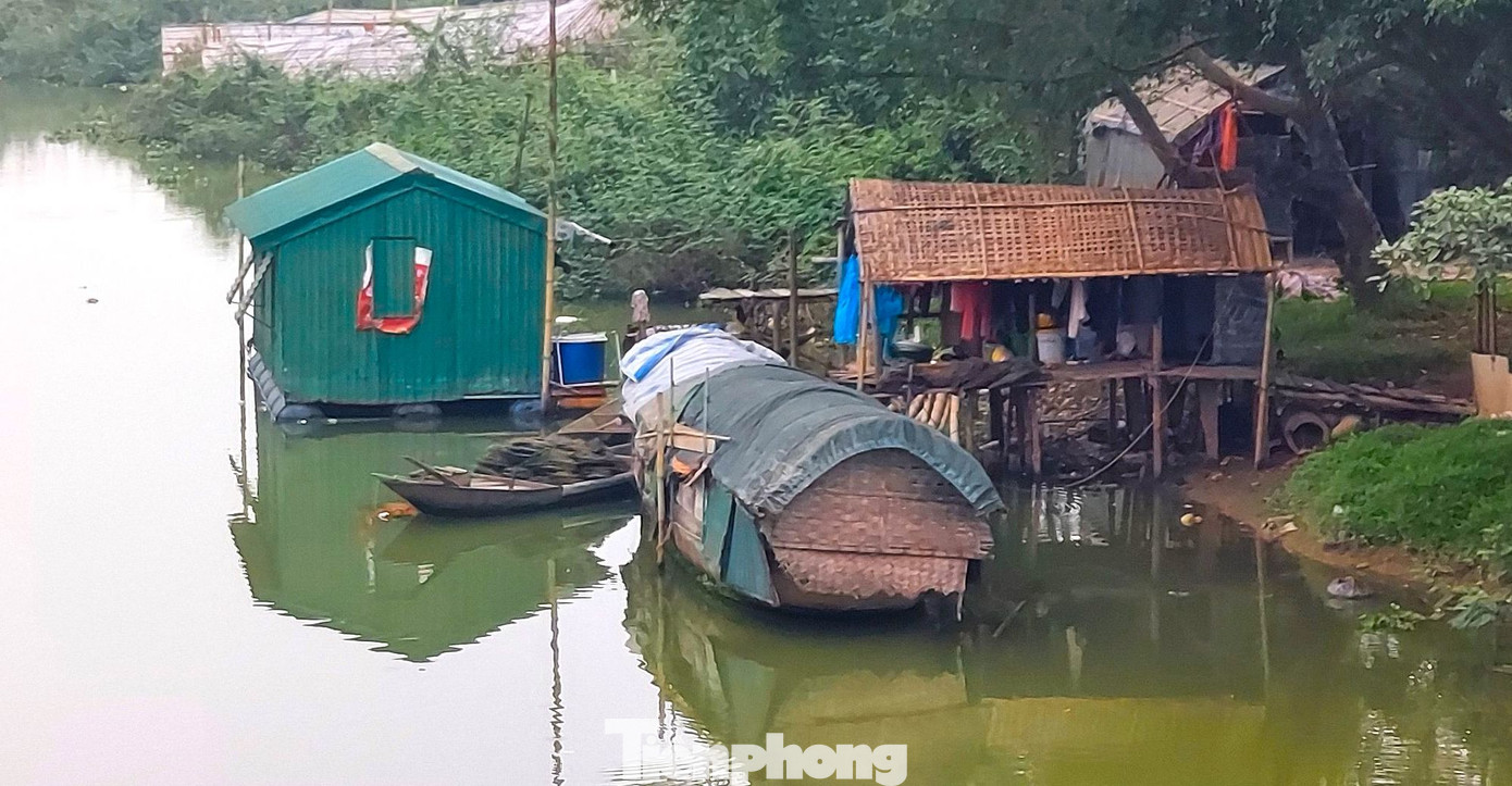 Ông Nguyễn Hoàng Mạnh - Chủ tịch UBND phường Vinh Tân (TP. Vinh, Nghệ An) cho biết, những hộ dân làng vạn chài này sinh sống ở đây đã từ lâu. Các hộ dân làm nghề chài lưới, đánh bắt cá trên sông rồi đem ra chợ bán. Cuộc sống rất khó khăn. "Phường cũng hết sức tạo mọi điều kiện để hỗ trợ họ. Đặc biệt, đối với trẻ em tại đây trong quá trình học tập được hỗ trợ các khoản chi phí. Các dịp lễ, Tết địa phương cũng thăm hỏi, tặng quà", ông Mạnh chia sẻ.
