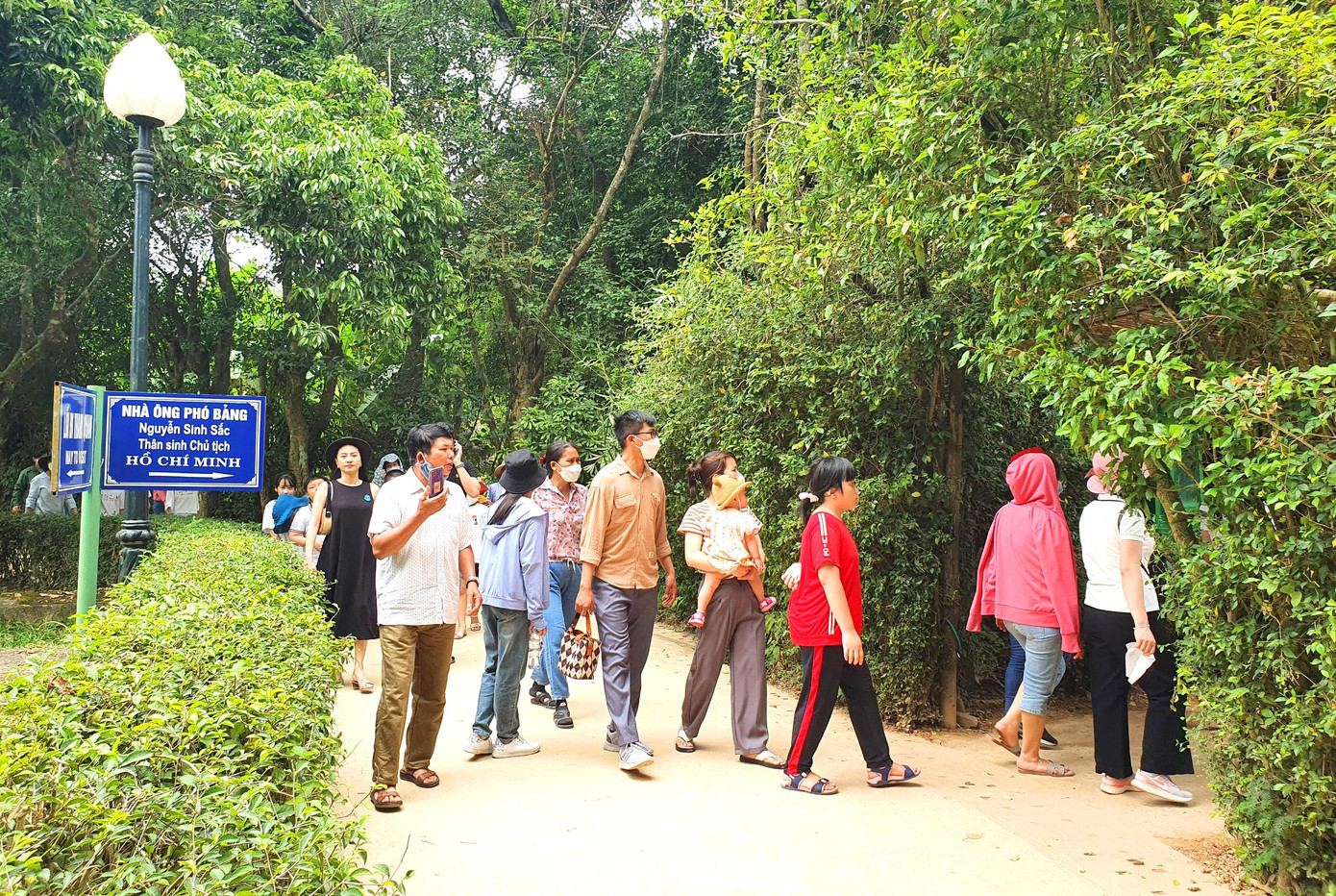 Du khách tới Khu Di tích Quốc gia đặc biệt Kim Liên ghé thăm nhà tranh lúc ấu thơ Bác ở.