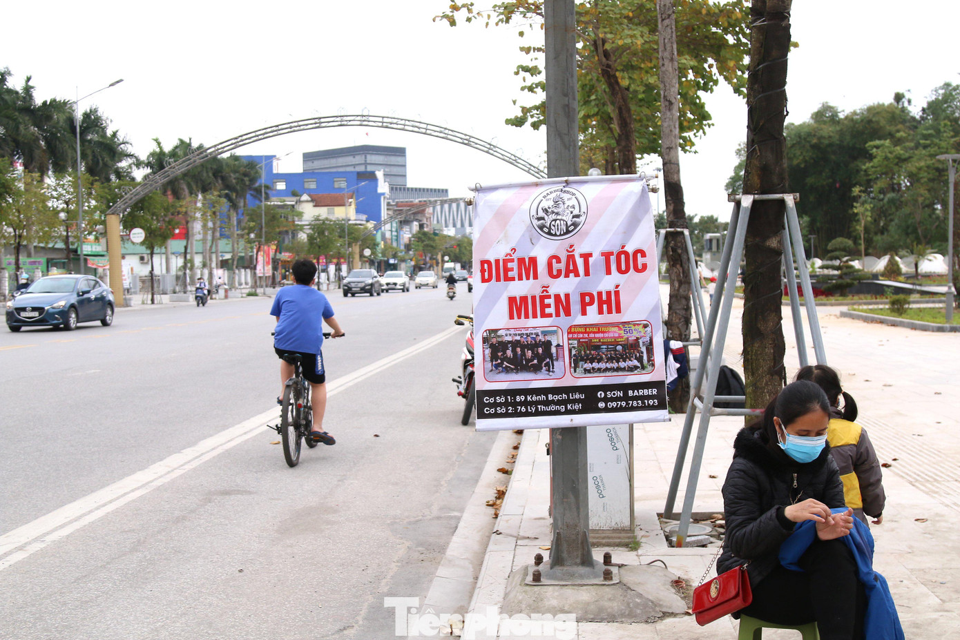 Hơn 1 tuần qua, người dân có dịp đi qua tuyến phố Hồ Tùng Mậu (thành phố Vinh, Nghệ An) đều chú ý đến một nhóm bạn trẻ cắt tóc miễn phí cho bất kỳ ai có nhu cầu.