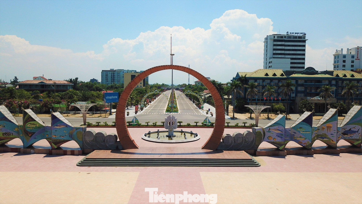 Quảng trường Bình Minh yên vắng những ngày dịch. Quảng trường Bình Minh yên vắng những ngày dịch.