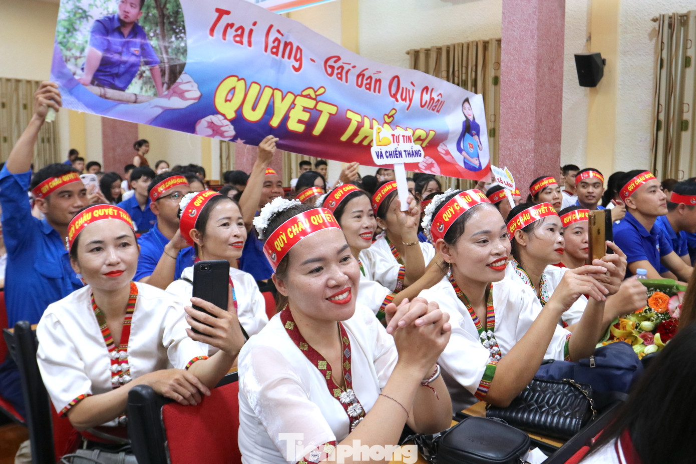 Các cổ động viên nhiệt tình cổ vũ với không khí náo nhiệt, vui tươi.