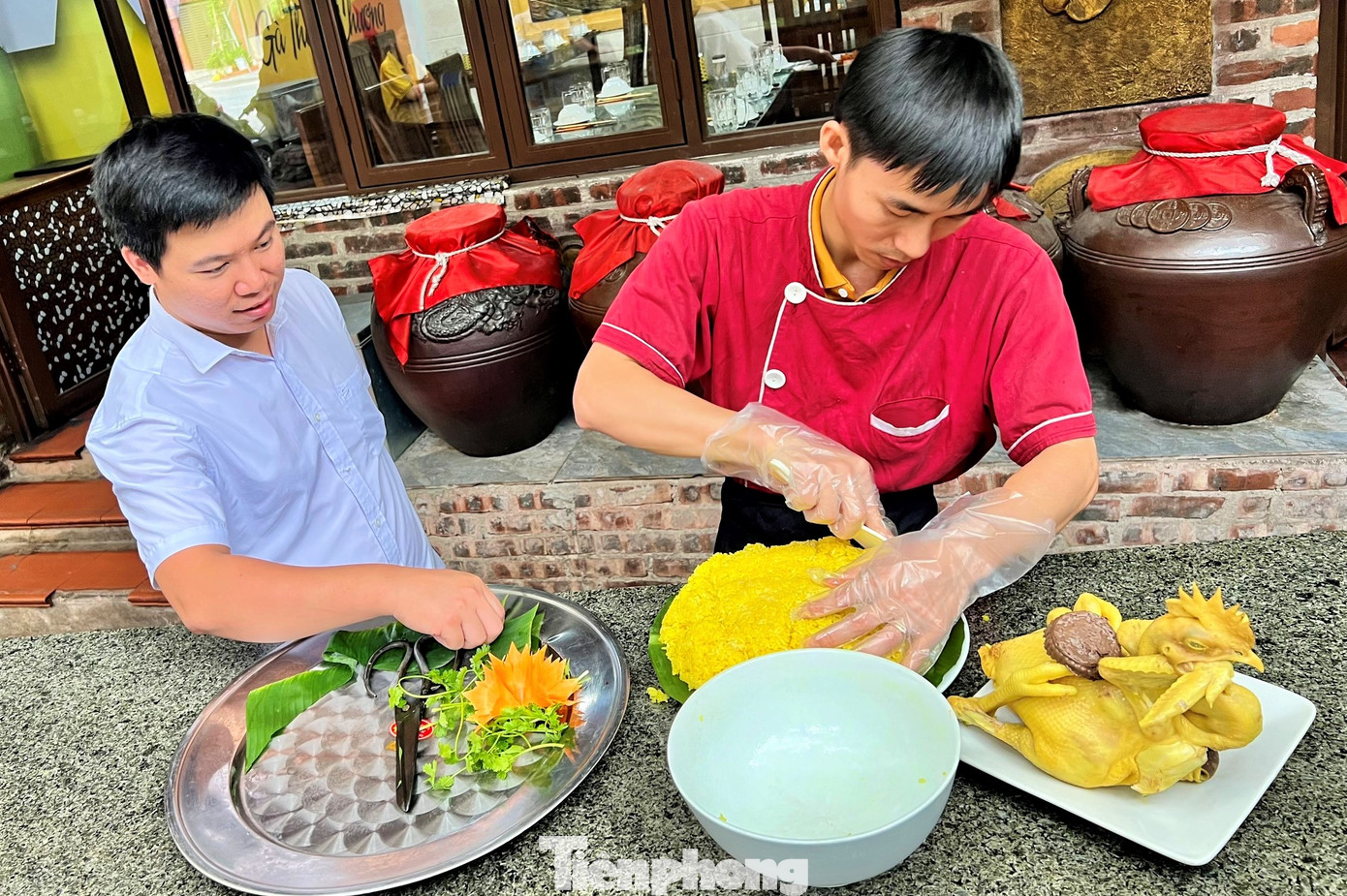 Anh Nguyễn Ngọc Toại - Chủ một nhà hàng ở TP Vinh (Nghệ An) cho biết, năm nay khách hàng đặt mâm cỗ ngày rằm sớm hơn các năm. Hiện, nhà hàng đã chốt khoảng 200 đơn hàng và đang tập trung làm để kịp giao cho khách.