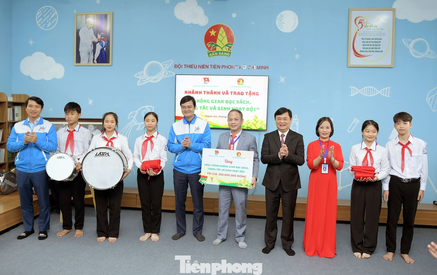 Ông Thái Thanh Quý - Bí thư Tỉnh ủy Nghệ An; Anh Bùi Quang Huy - Bí thư thứ nhất T.Ư Đoàn; Anh Nguyễn Ngọc Lương - Bí thư thường trực T.Ư Đoàn, Chủ tịch Hội LHTN Việt Nam trao tặng Công trình không gian đọc sách, tương tác và sinh hoạt đội cho trường THCS Nam Thanh.