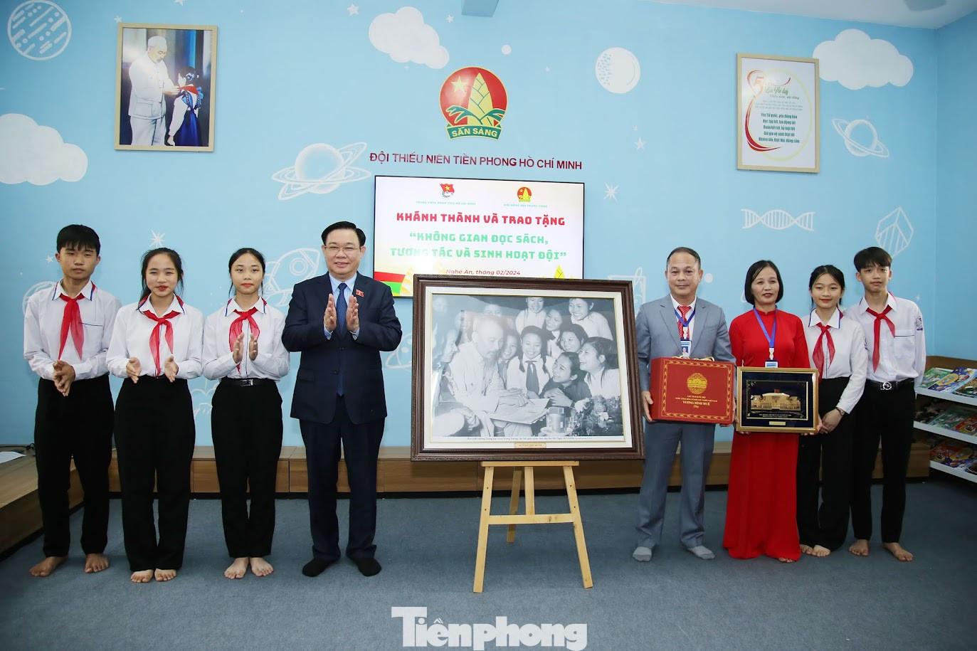 Tại chương trình, Chủ tịch Quốc hội Vương Đình Huệ trao tặng phần quà dành tặng cho trường THCS Nam Thanh.