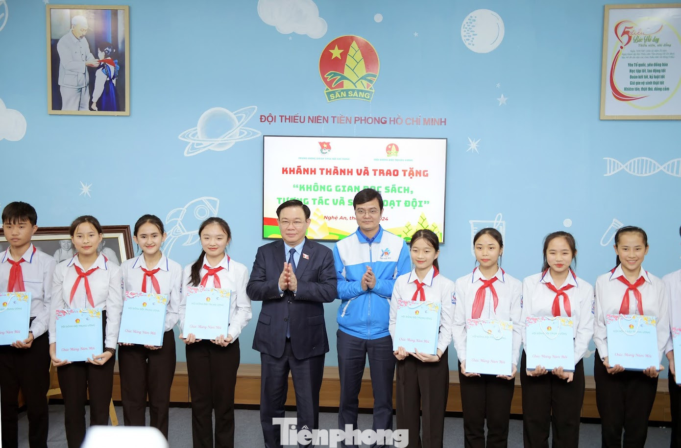 Chủ tịch Quốc hội Vương Đình Huệ và Bí thư thứ nhất T.Ư Đoàn Bùi Quang Huy trao 100 phần quà cho học sinh trường THCS Nam Thanh.