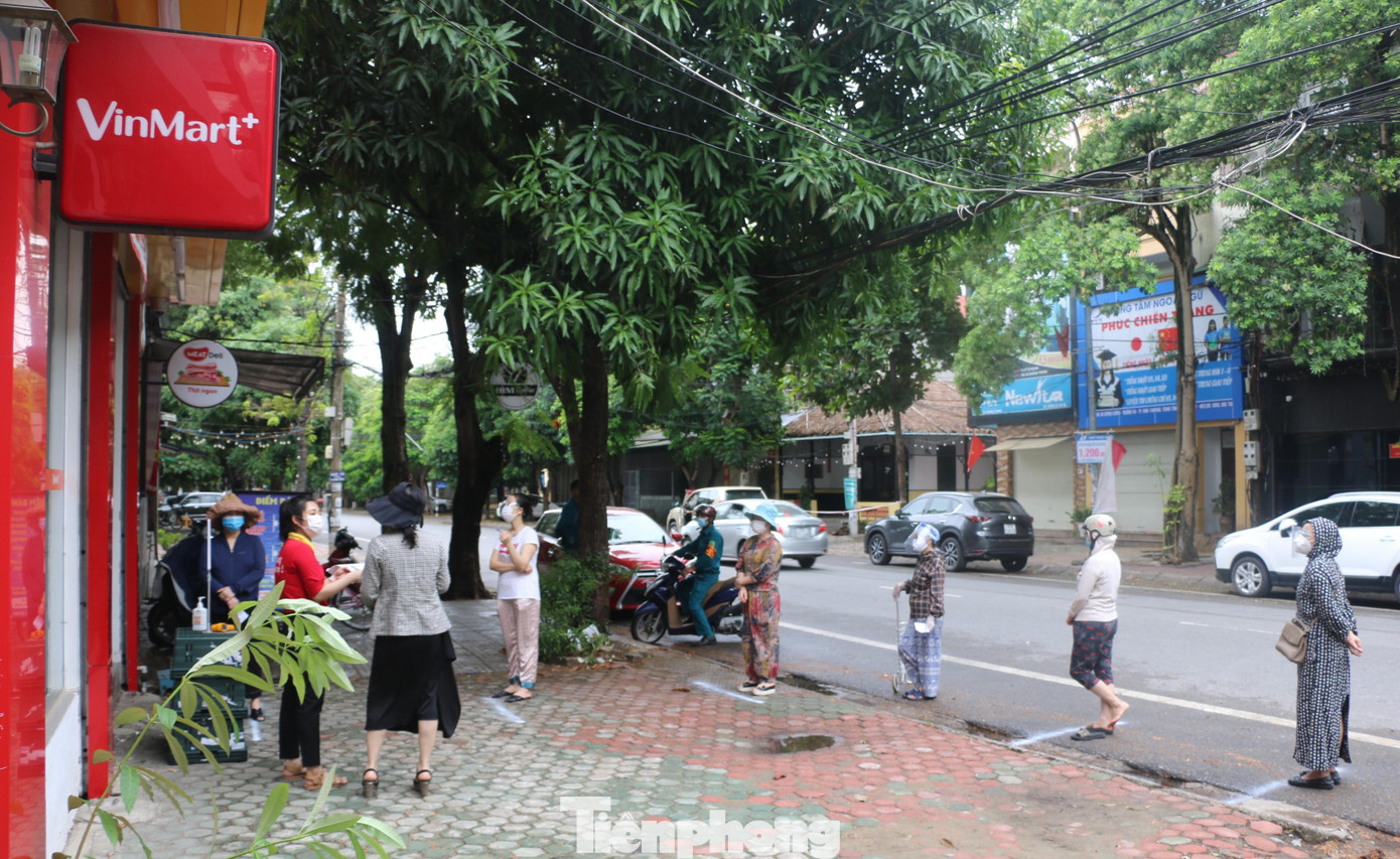 Các chợ chưa được phép hoạt động, người dân có thẻ đi chợ đến mua nhu yếu phẩm tại các cửa hàng của VinMart. Quy định dùng thẻ đi chợ phải theo quy định đã được ban hành trước đó, 3 ngày/lần...