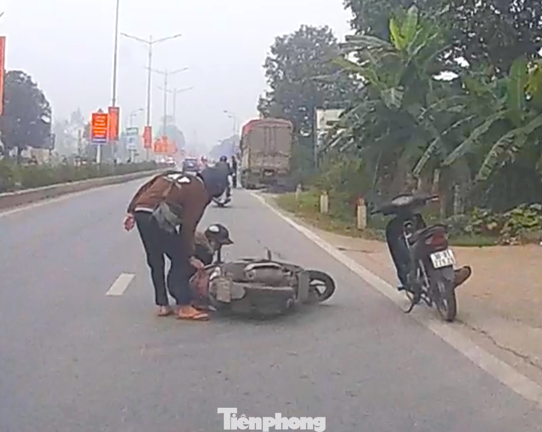 Sau khi đuổi 1 đoạn đường, cô gái này đã bị ngã. Tên cướp đã cao chạy xa bay.