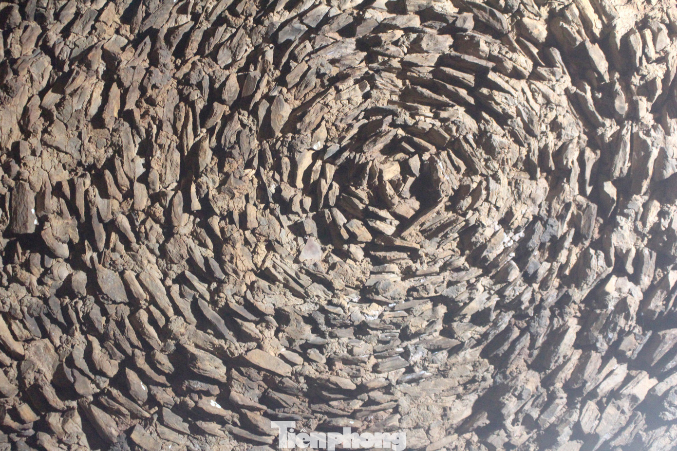 Cả căn hầm được làm rất đẹp, vòng tròn bức tường đá được xếp một cách thứ tự nhìn lên phía trên như một bông hoa sen đang nở, phía dưới nền đất phẳng lỳ.