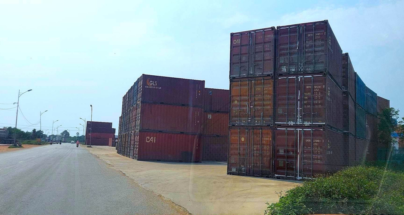 Liên quan đến sự việc trên, ông Nguyễn Công Hậu - Đội trưởng Đội Thanh tra giao thông khu vực 1 (Sở Giao thông vận tải Nghệ An) cho biết, đơn vị này đã từng phối hợp với chính quyền địa phương và các cơ quan chức năng kiểm tra, lập biên bản yêu cầu doanh nghiệp không được để container trên hành lang an toàn giao thông. Tuy nhiên, phía doanh nghiệp vẫn tái diễn việc lấn chiếm hành lang an toàn giao thông để đặt thùng container.