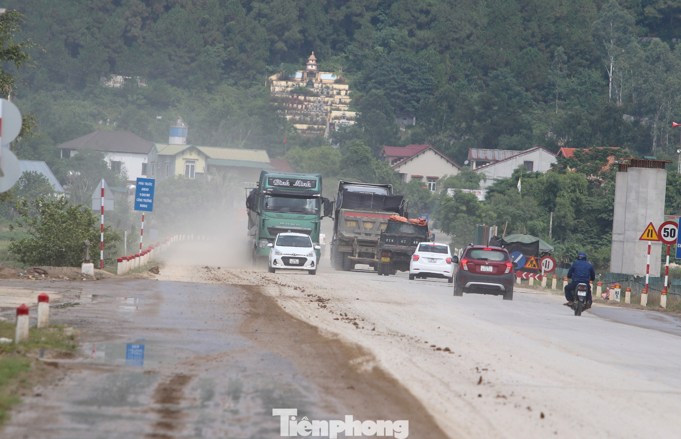 Trao đổi với PV, ông Hoàng Văn Long - Chủ tịch UBND xã Hưng Tây (Hưng Nguyên, Nghệ An) xác nhận, thời gian qua xã nhận được rất nhiều phản ánh của người dân về tình trạng bụi, bùn đất từ các xe chở nguyên vật liệu rơi vãi xuống đường, ảnh hưởng đến cuộc sống của người dân và phương tiện tham gia giao thông. Xã cũng đã nhiều lần kiến nghị lên huyện và các cơ quan chức năng để có biện pháp xử lý sự việc. Cũng theo Chủ tịch xã Hưng Tây, trên tuyến QL46, đoạn giao với tỉnh lộ 542E, đi qua xóm Hạ Khê (xã Hưng Tây) lượng xe tải chạy nhiều, đã có một số vụ tai nạn xảy ra, thậm chí gây tai nạn chết người.