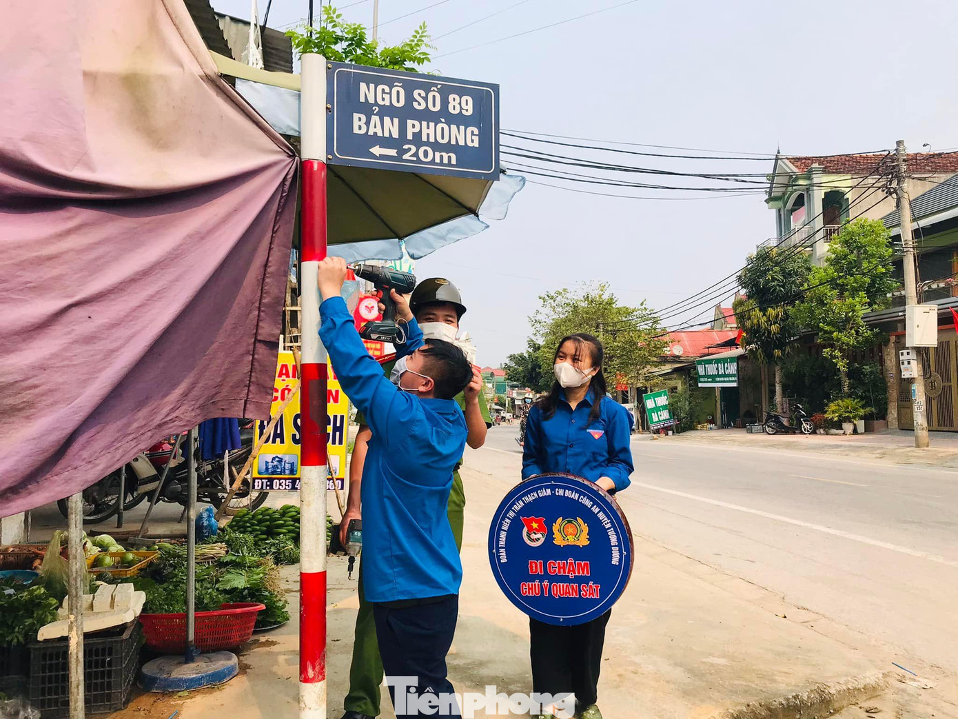Ngoài ra, lực lượng thanh niên tình nguyện còn làm thêm các biển cảnh báo lắp đặt tại một số tuyến đường hẹp, cua gấp để “nhắc nhở” người tham gia giao thông hạn chế tốc độ, tránh va chạm ở những đoạn đường này.