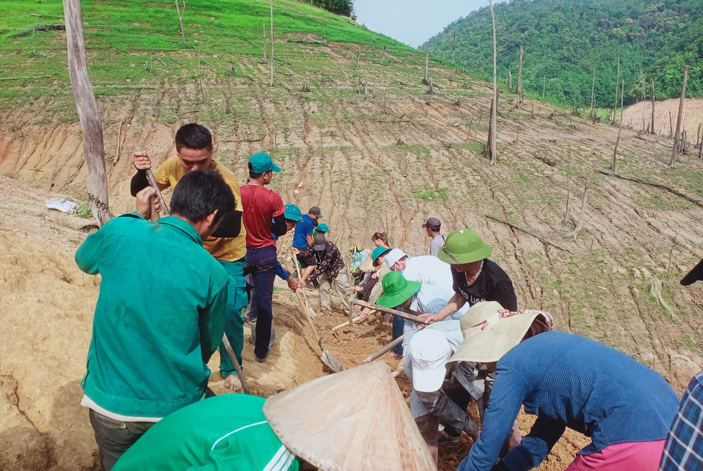 Trước sự gian khổ, khó khăn của bà con nhân dân phải lội bùn nhiều km để ra được thuyền, chính quyền xã Hữu Khuông và người dân đã quyết tâm làm đường, cầu tạm để người dân đi thuận tiện. Trước sự gian khổ, khó khăn của bà con nhân dân phải lội bùn nhiều km để ra được thuyền, chính quyền xã Hữu Khuông và người dân đã quyết tâm làm đường, cầu tạm để người dân đi thuận tiện.