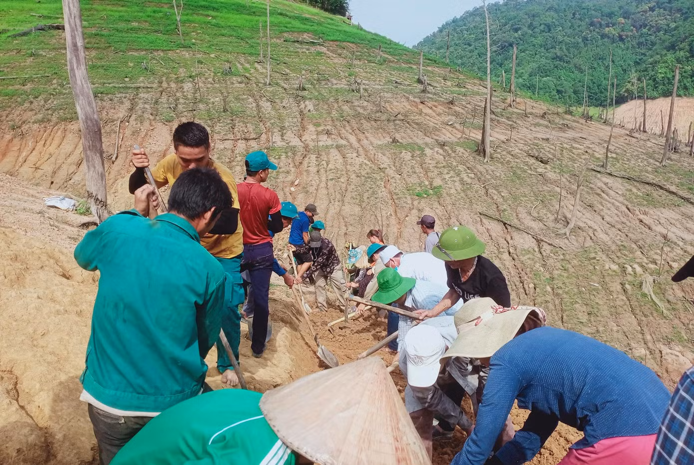 Trước sự gian khổ, khó khăn của bà con nhân dân phải lội bùn nhiều km để ra được thuyền, chính quyền xã Hữu Khuông và người dân đã quyết tâm làm đường, cầu tạm để người dân đi thuận tiện.