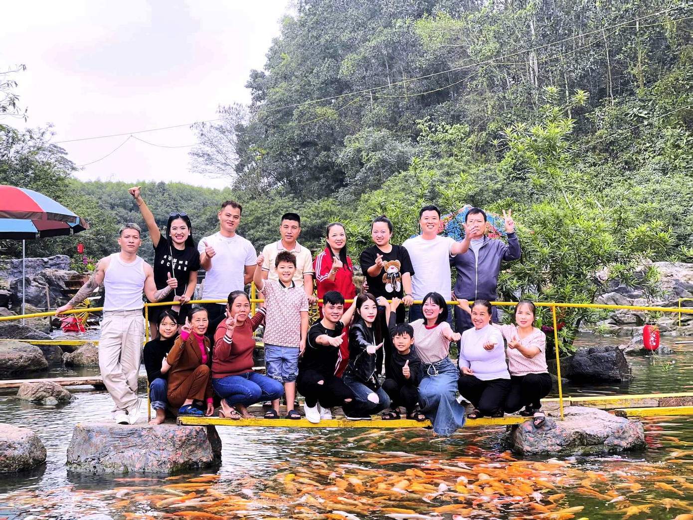 Suối cá vàng Khe Tọ thu hút nhiều gia đình, nhóm du lịch đến tham quan, thư giãn.