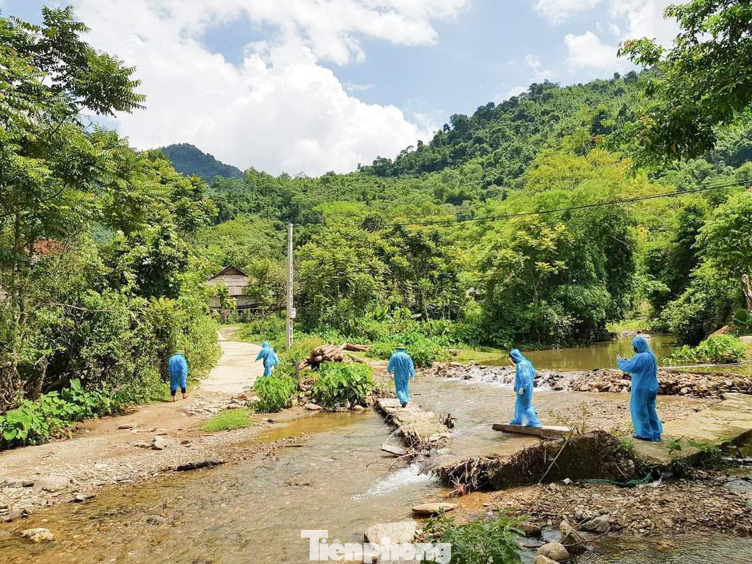 Ngay khi sau khi ghi nhận 3 ca dương tính SARS-CoV-2 ở bản Chằm Puông, xã Lượng Minh, (huyện Tương Dương), ngành Y tế Nghệ An đã khẩn trương lên đường vào bản để thực hiện truy vết, lấy mẫu xét nghiệm, khử khuẩn... Các phương tiện không thể lưu thông thông suốt vào bản nên cán bộ, nhân viên y tế phải lội suối đi bộ. Ngay khi sau khi ghi nhận 3 ca dương tính SARS-CoV-2 ở bản Chằm Puông, xã Lượng Minh, (huyện Tương Dương), ngành Y tế Nghệ An đã khẩn trương lên đường vào bản để thực hiện truy vết, lấy mẫu xét nghiệm, khử khuẩn... Các phương tiện không thể lưu thông thông suốt vào bản nên cán bộ, nhân viên y tế phải lội suối đi bộ.