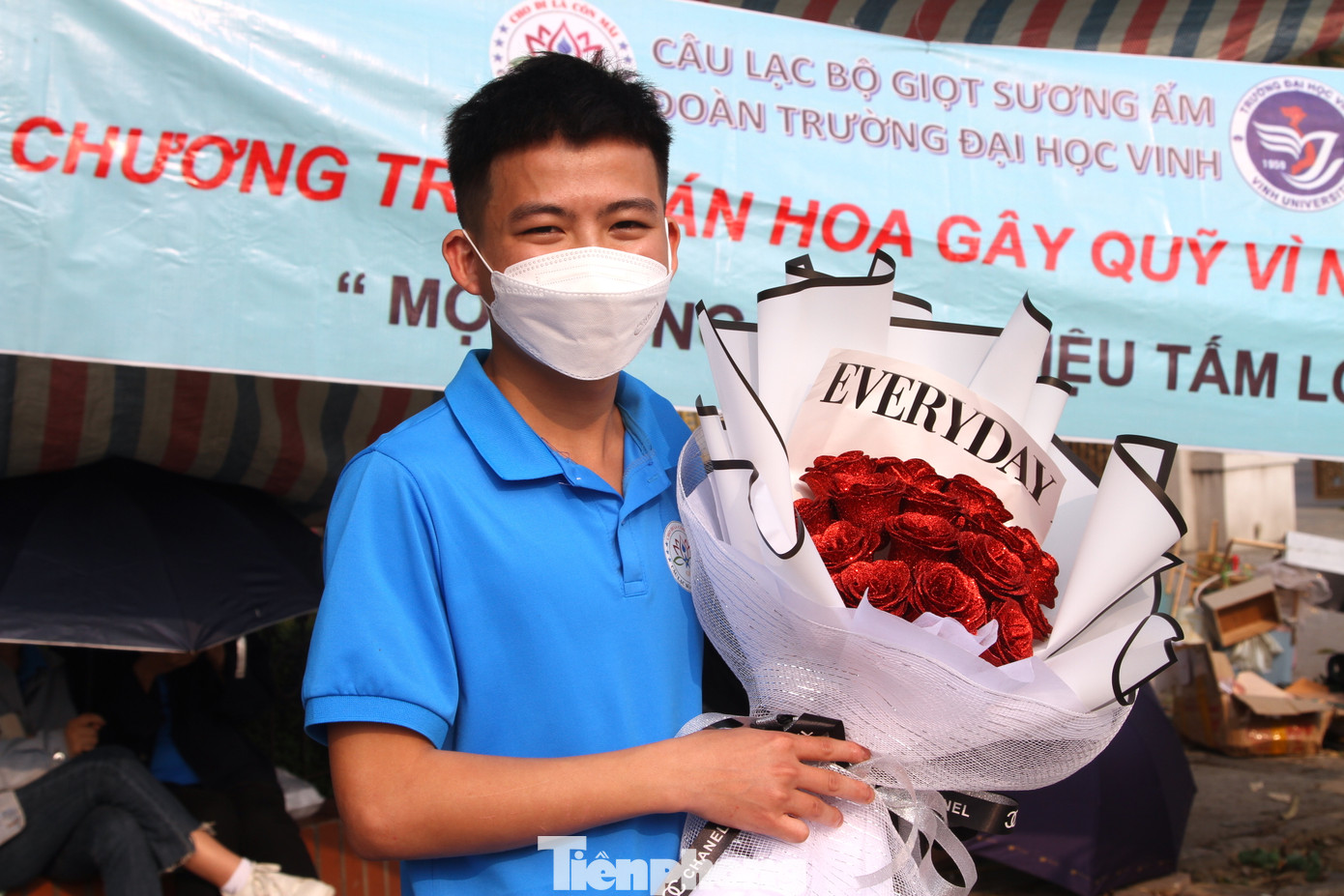 Dịp 8/3 này, Câu lạc bộ Giọt Sương Ấm - Đoàn trường Đại học Vinh lại ra khu vực cổng trường tự tay cắm những bó hoa sáp rồi bán gây quỹ vì người nghèo. "Chúng em bán để gây quỹ, mọi người đi qua ủng hộ nhiều lắm. Năm nào đến các dịp lễ, câu lạc bộ chúng em lại bày bán hoa hoặc những thứ khác tùy vào dịp lễ", em Nguyễn Xuân Đức (sinh viên năm 2 khoa Lịch sử trường Đại học Vinh) chia sẻ.