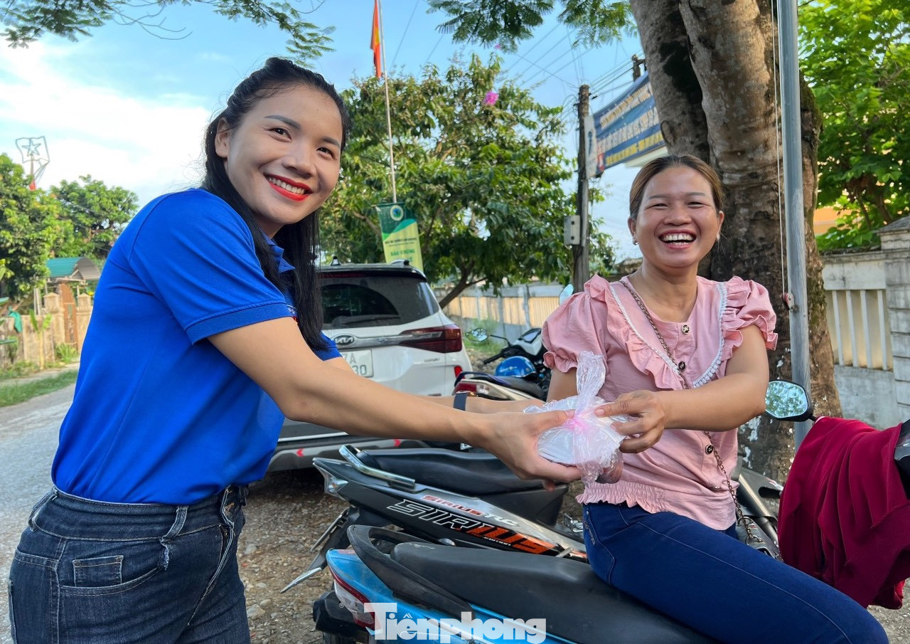 Những suất cơm miễn phí được các đoàn viên trao cho người nhà đưa thí sinh đi thi.