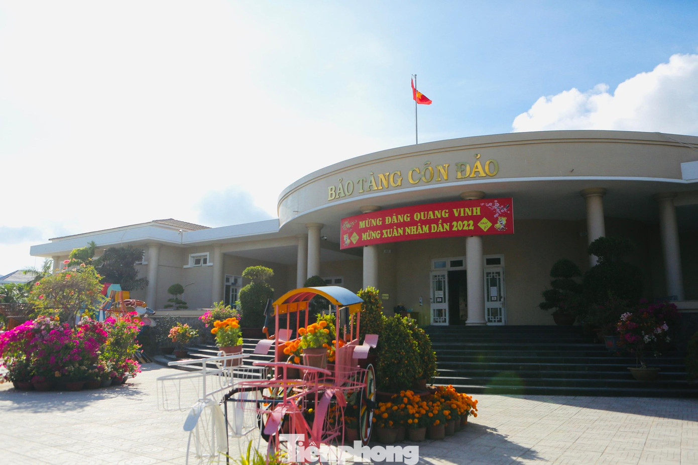 Bảo tàng Côn Đảo khởi công xây dựng ngày 6/12/2009, với nguồn hỗ trợ của Đảng bộ, chính quyền, nhân dân thành phố Hà Nội cùng với UBND tỉnh Bà Rịa - Vũng Tàu. Công trình hoàn thành ngày 10/10/2010 và là một trong những công trình chào mừng kỉ niệm Đại lễ 1.000 năm Thăng Long - Hà Nội.