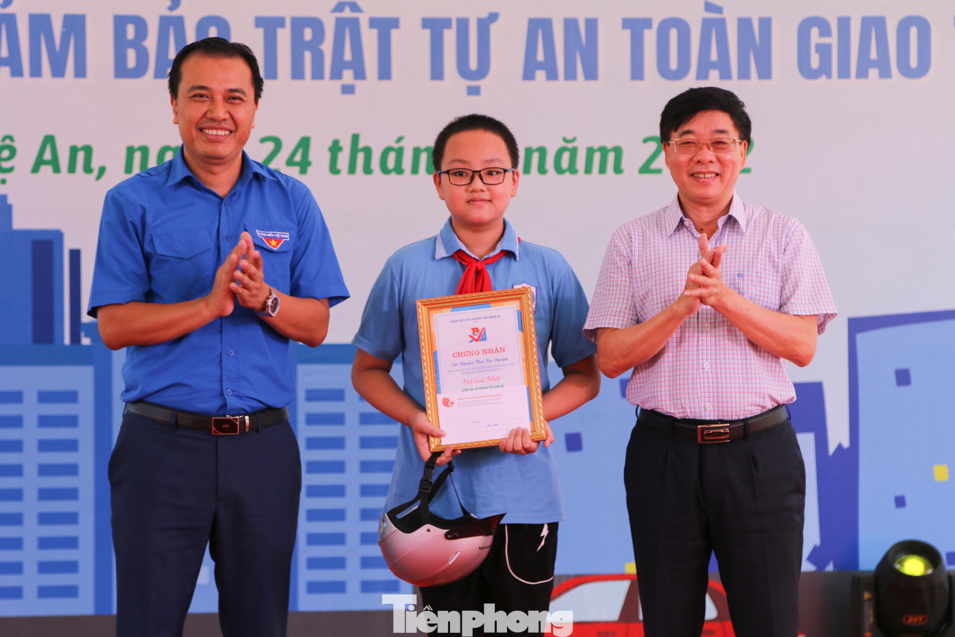 Các đại biểu trao giải cuộc thi vẽ tranh với chủ đề Chất kích thích đối với lái xe trong thiếu nhi.