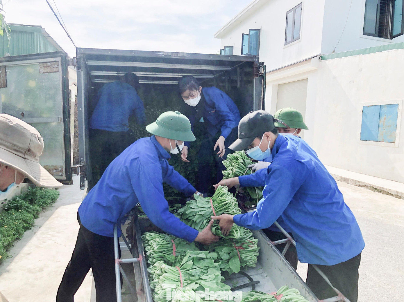 "Đâu cần thanh niên có, đâu khó có thanh niên", không chỉ xung phong tuyến đầu chống dịch, đoàn viên, thanh niên còn hỗ trợ hậu cần, giải quyết khó khăn cùng người dân. "Đâu cần thanh niên có, đâu khó có thanh niên", không chỉ xung phong tuyến đầu chống dịch, đoàn viên, thanh niên còn hỗ trợ hậu cần, giải quyết khó khăn cùng người dân.