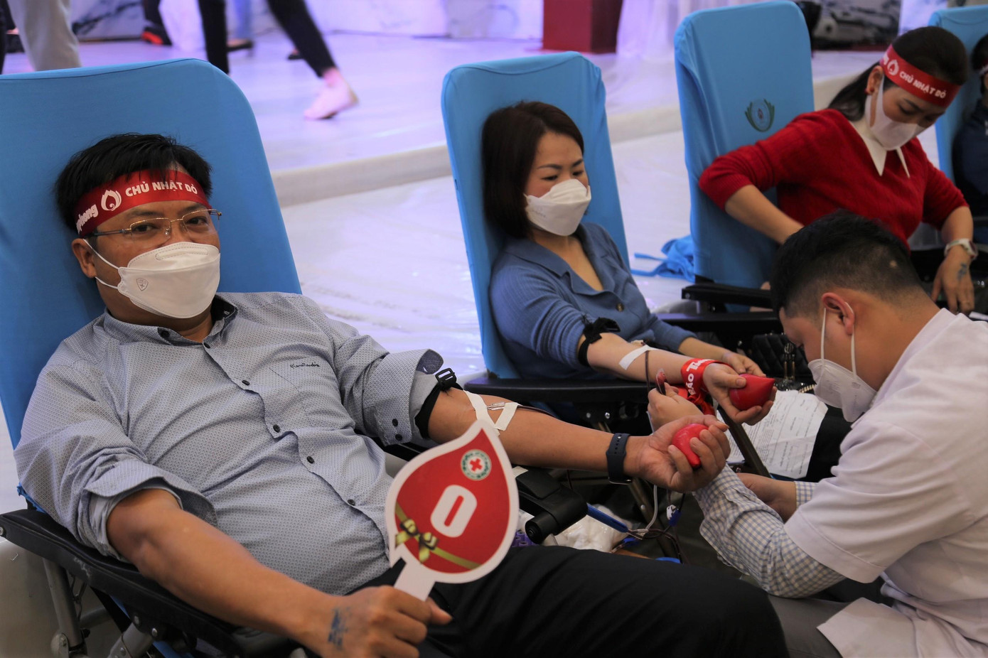 Ông Ngô Đức Kiên - Tổng Biên tập báo Nghệ An hiến máu trong ngày hội Chủ Nhật đỏ.