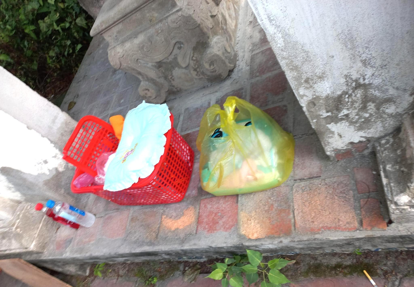 Một số vật dụng được bỏ lại cùng cháu bé ở cổng đền Một số vật dụng được bỏ lại cùng cháu bé ở cổng đền