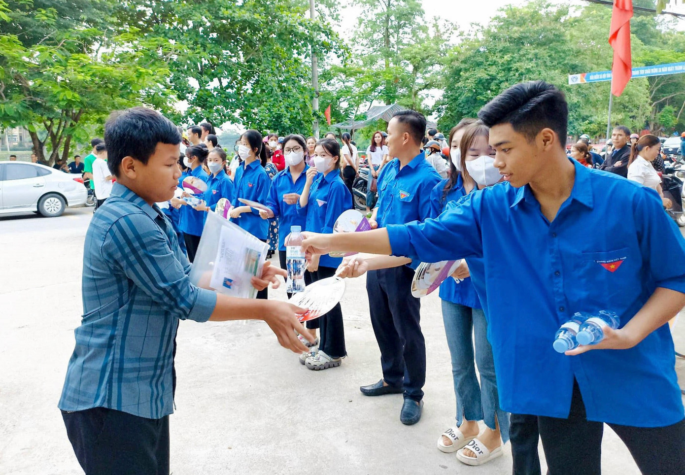 Tại các địa điểm thi khác ở huyện Kỳ Anh, Đức Thọ, Nghi Xuân, Hương Khê... đoàn thanh niên cũng thành lập các tổ đội xe ôm miễn phí tiếp sức mùa thi, hỗ trợ giữ đồ dùng và cùng công an các địa phương hướng dẫn kích hoạt định danh điện tử cho người nhà thí sinh.