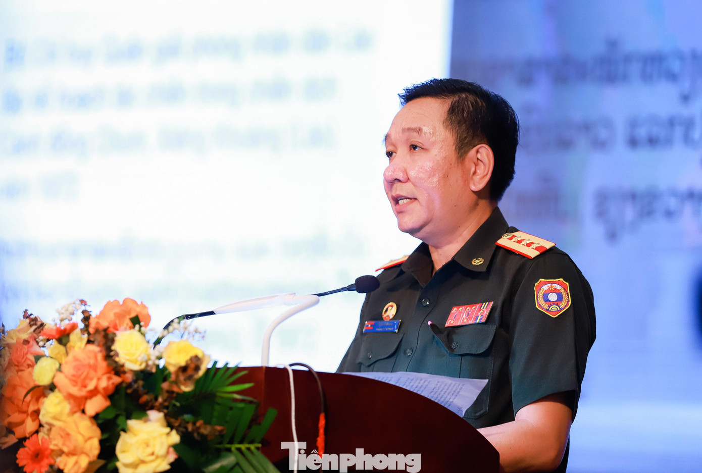 Đại tá Vôngxây Inthakhăm - Trưởng phòng Tùy viên Quốc phòng Đại sứ quán nước CHDCND Lào tại Việt Nam trình bày tham luận.